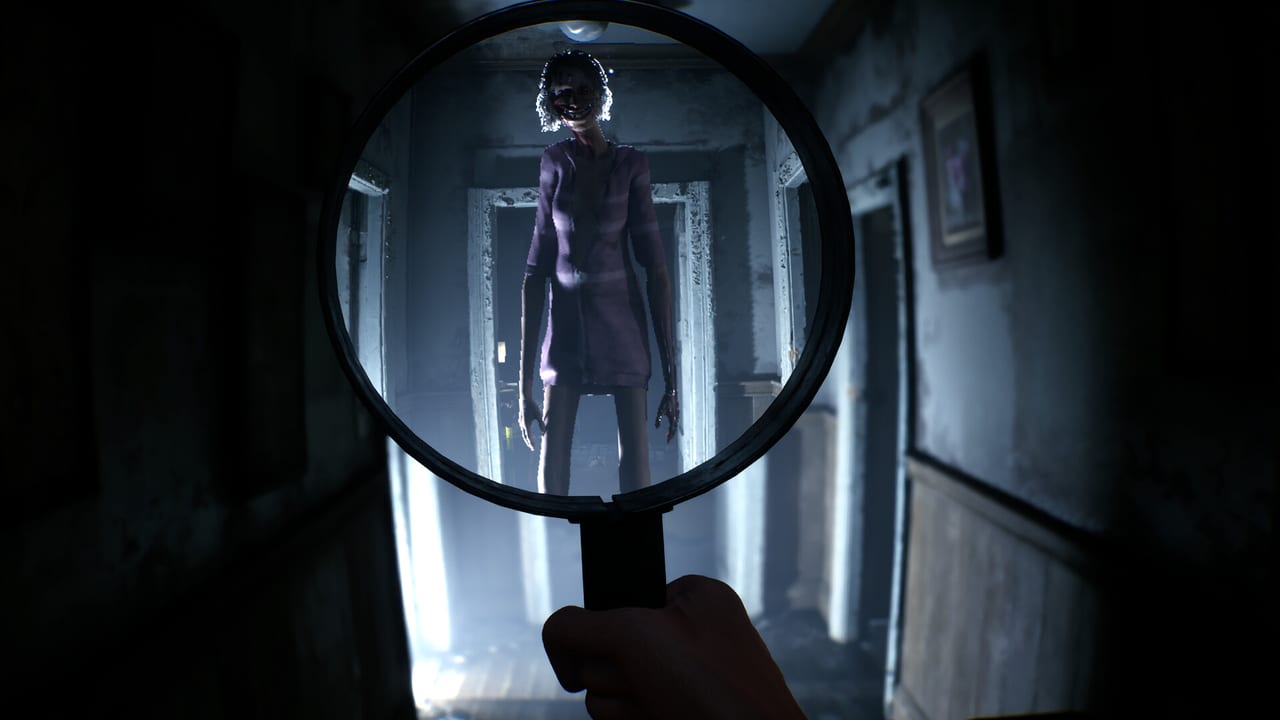 Vue à la première personne dans Rehaunted à travers une loupe révélant une grande femme surnaturelle dans un couloir sombre
