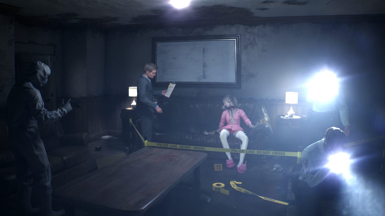 Enquête intérieure dans Rehaunted avec marqueurs de preuves et lumière UV sur une scène de crime dans un salon